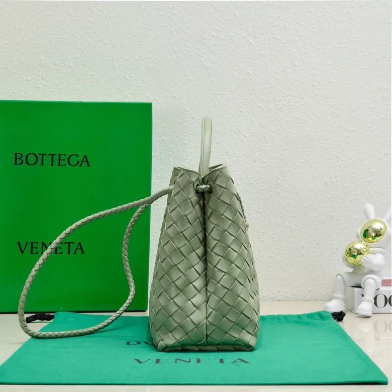The 2023 new Andiamo batch of 2260 BV has been shipped‼ ️Really popular🔥The new Andiamo woven handbag launched by Bottega Veneta this season is really popular all over the world! ! Celebrities at home and abroad have worn it, and Oscar-winning actress Michelle Yeoh has taken it out on the street. Song Jia, Trai Yara, Yu Feihong, Sanji Ayaka, Rosie Hunting-Whiteley, Yoshioka Riho, etc. have all picked up this bag. It is classic and versatile, showing off its temperament, and the bag capacity is also large, which is very convenient for daily commuting! ! A variety of carrying methods, the shoulder straps can be adjusted by yourself, the original lambskin feels soft and delicate, and the unisex style breaks gender boundaries and brings a more practical and longer-lasting use experience. Andiamo, which has both elegant and casual styles, perfectly interprets the true appearance of "fashionable old money style". Style number: 8463 Size: 32*24*12
